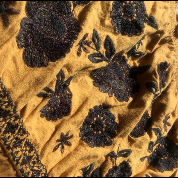 floral embedded gold off the shoulder crop top - Picture 4 of 4